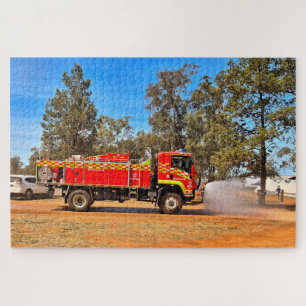 Puzzle Camion de pompiers rouge pulvérisant de l'eau sur 