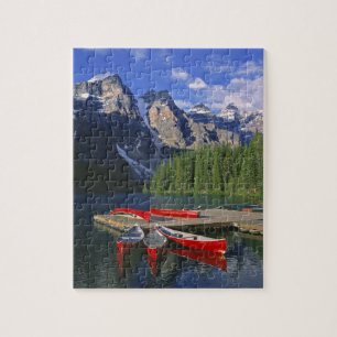Puzzle Canada, Alberta, lac Moraine. Des canoës rouges at