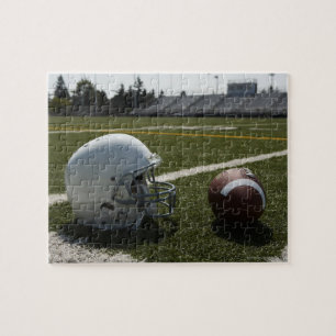 Puzzle Casque de football et football sur le terrain de f