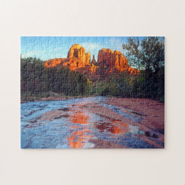 Puzzle Cathedral Rock se reflétant à Oak Creek au Sunset (Horizontal)