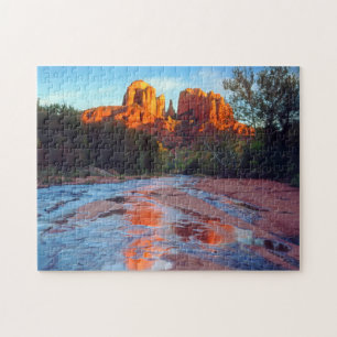 Puzzle Cathedral Rock se reflétant dans Oak Creek au couc
