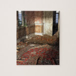 Puzzle Chambre en cendres dans la demeure abandonnée<br><div class="desc">Chambre de manoir abandonné à la décadence avec un tapis persan orné,  parquet et papier peint peeling avec lambris sculpté. Photographe : Kai Stachowiak.</div>