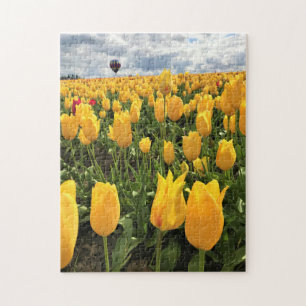 Puzzle Champ de tulipe jaune avec ballon à air chaud