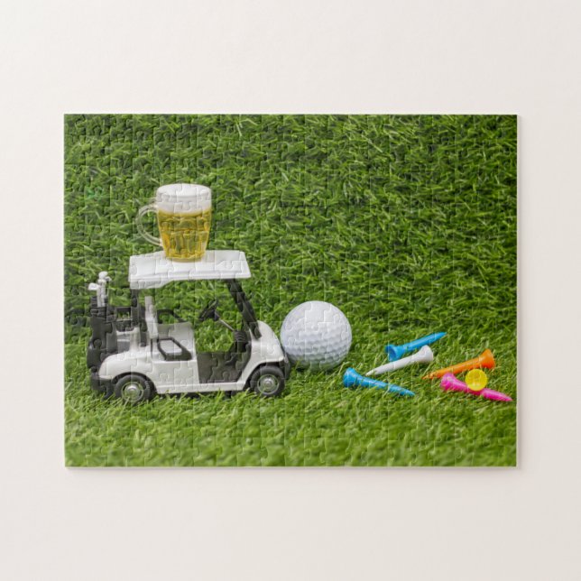 Puzzle Chariot de golf avec bière et golf tee on green (Horizontal)