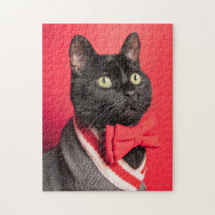 Puzzle Chat noir mignon en Cravate cabossée sur rouge