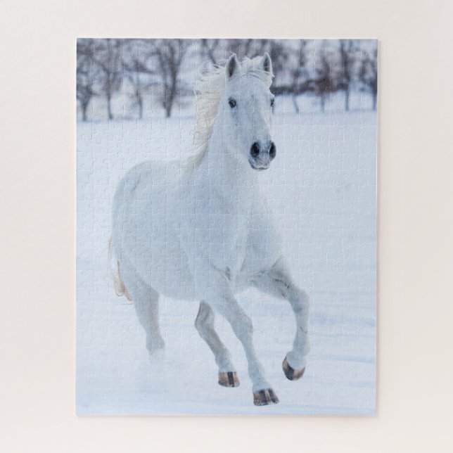 Puzzle Cheval blanc courant dans la neige (Vertical)
