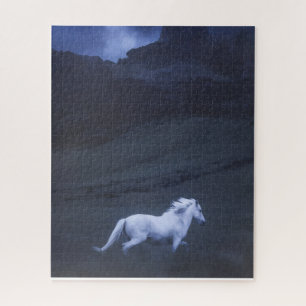 Puzzle cheval blanc galopant à travers un paysage sombre