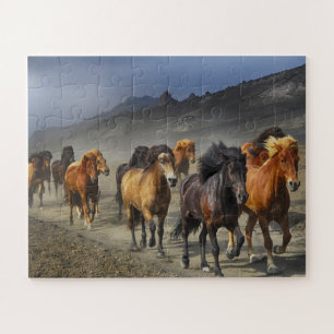 Puzzle Chevaux sauvages Dusty Desert Mountains Hills Phot