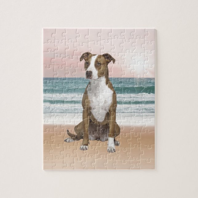 Puzzle Chien Pitbull mignon assis sur la plage avec couch (Vertical)