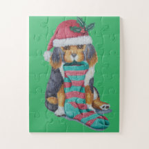 chiot noir et brun mignon vêtu pour noël