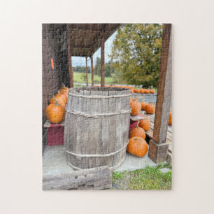 Puzzle Citrouilles et tonneau près d'une ferme