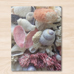 Puzzle Coquillages<br><div class="desc">Ce joli puzzle est décoré d'une collection de coquillages roses, blancs et mauves et de coraux grillés sur les plages des Seychelles. Vous pouvez customiser ce puzzle en remplaçant la photo par une de votre propre collection de coquillages ou toute photo que vous préférez.</div>