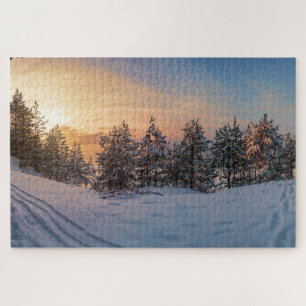 Puzzle Coucher de soleil sur la forêt gelée de neige près
