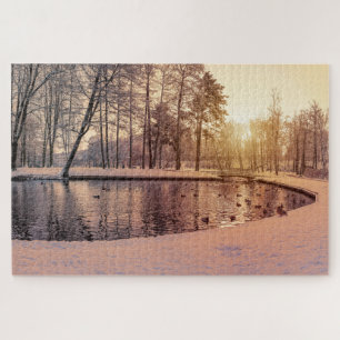 Puzzle Coucher de soleil sur le parc avec petit lac gelé