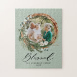 Puzzle Courbe feuillue moderne stylisée écriture bénite<br><div class="desc">Une couronne de feuillage minime moderne béni écriture élégante et élégante cadeau photo. L'eucalyptus peint à la main,  le feuillage minimal et la couronne de rotin rustique moderne confèrent à ce design une atmosphère luxueuse. Dans les verts,  les bruns et les gris.</div>