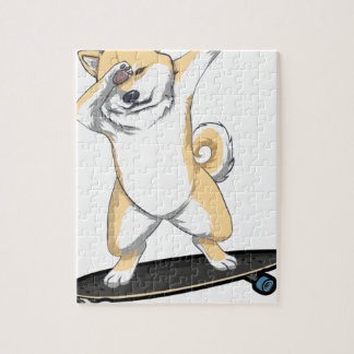 Puzzle Dabbinbg Shiba Inu sur la tasse de café de planche