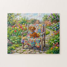 Dachshund assis sur une chaise de jardin patchwork