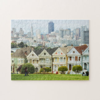 Puzzle Dames peintes, maisons victoriennes et horizon
