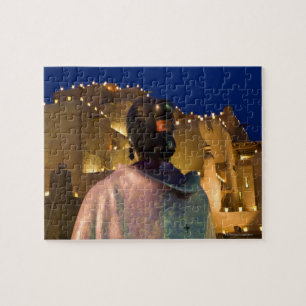 Puzzle Des lanternes éclairent le bâtiment en adobe, avec