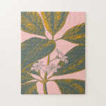 Puzzle Dessin botanique rose et vert Palm Frond<br><div class="desc">Échappez-vous aux tropiques avec ce magnifique puzzle d'illustration florale avec une feuille de feuille de palmier banane sur un arrière - plan rose vif. Les teintes vertes et jaunes vibrantes apportent une touche de nature à votre maison, faisant du temps de puzzle une expérience sereine et relaxante. Parfait pour les...</div>