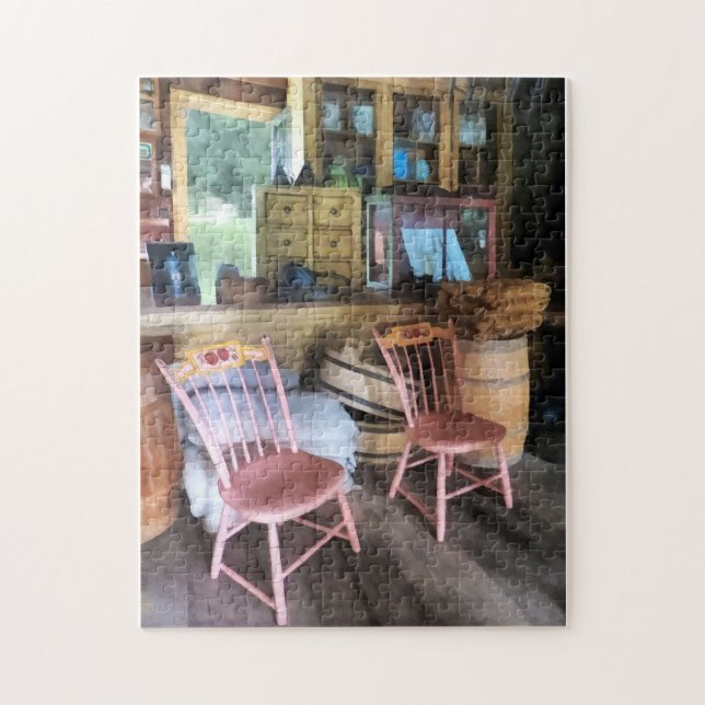 Puzzle Deux chaises roses au magasin général (Vertical)