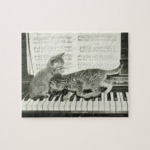 Puzzle Deux chaton jouant sur le clavier du piano, (B&W)