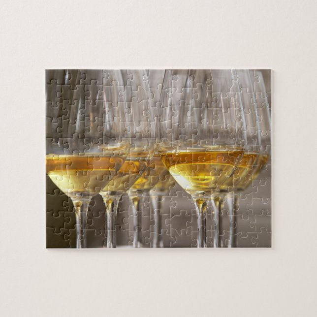 Puzzle deux rangées de verres à dégustation de vin avec l (Horizontal)