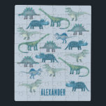 Puzzle Dinosaure bleu Personnalisé<br><div class="desc">Beaucoup de dinosaures bleus,  Tyrannosaurus rex,  Spinosaurus,  Stegosaurus,  Diplodocus et Tricératops sur un arrière - plan bleu moyen. Modifiez le nom pour personnaliser.</div>