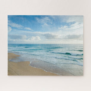 Puzzle Douces vagues bleues roulant sur la plage de sable