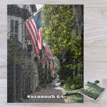 Puzzle Drapeau Savannah GA Linked E Jones St Photographie<br><div class="desc">Ce puzzle photographique présente un 100ème bloc patriotique bordé de drapeaux de la rue East Jones dans le centre historique de Savannah, en Géorgie. Réputé pour ses maisons historiques avec entrées en hauteur, une pittoresque rue en brique rouge ombragée par des arbres drapés de la mousse espagnole et des drapeaux...</div>