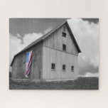 Puzzle Drapeaux de nos agriculteurs - Grange avec drapeau<br><div class="desc">Drapeaux de Nos Fermiers XVI par James McLoughlin. Photo en noir et blanc d'une grange avec un drapeau américain.</div>