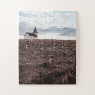 Puzzle Église abandonnée dans un champ avec clôture