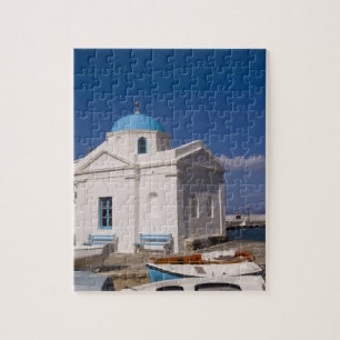 Puzzle Église blanche sur la plage près de la mer Égée su