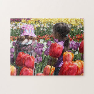 Puzzle Enfants jouant dans le jardin coloré des tulipes