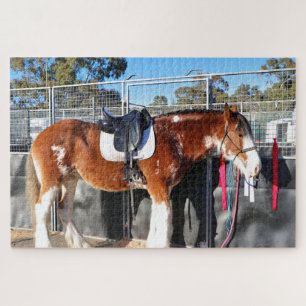 Puzzle Équestre Clydesdale se relaxant près des écuries