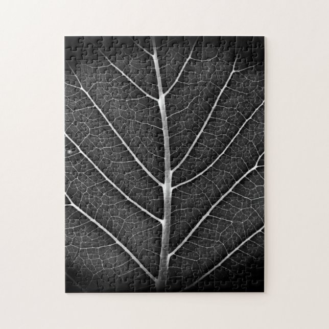 Puzzle Feuille lumineuse noir et blanc en gros plan (Vertical)