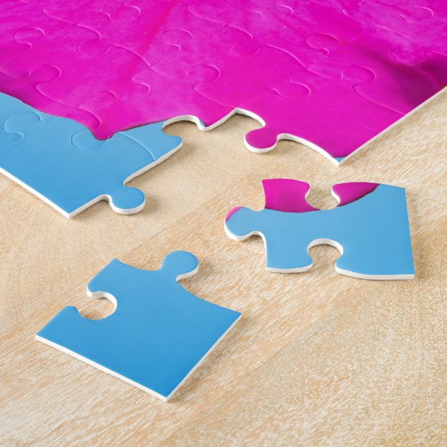 Puzzle fleur pétunia rose en arrière - plan bleu. (Côté)