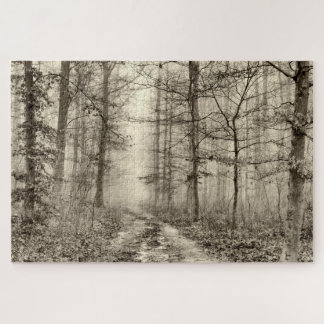 Puzzle Forêt B&W avec brouillard matinal derrière les arb