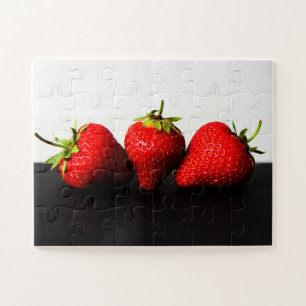 Puzzle Fraises sur blanc sur noir 11x14 30pc jpcna