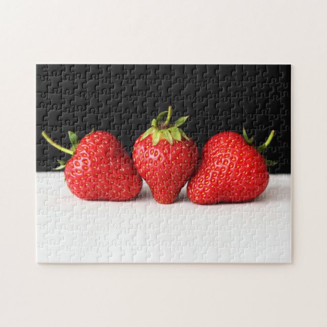 Puzzle Fraises sur noir sur blanc 11x14 252pc jpa (Horizontal)