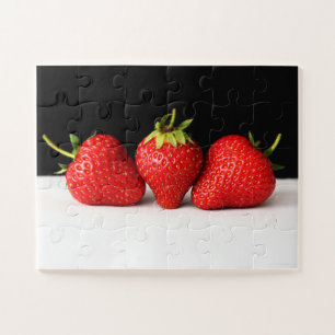 Puzzle Fraises sur noir sur blanc 11x14 30pc jpcna