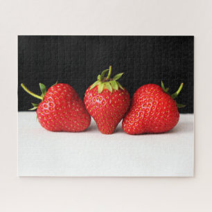 Puzzle Fraises sur noir sur blanc 16x20 520pc jpcna