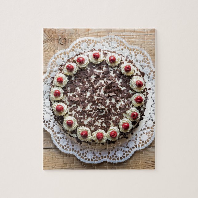 Puzzle Gâteau de la Forêt-Noire sur bois rustique (Vertical)