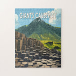 Puzzle Géant's Causeway Travel Art Vintage<br><div class="desc">Chaussée de géant dans un style d'art vectoriel. La Chaussée des Géants est composée de plus de 40 000 colonnes de basalte qui se sont emboîtées et se sont formées par la lave qui a refroidi et contracté,  créant des motifs de stress et des fissures régulières.</div>