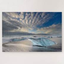 Glace bleue glaciale sur la plage de Jokulsarlon e