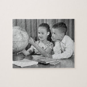 Puzzle Globe de visionnement de garçon et de fille