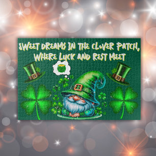 Puzzle Gnome mignonne St Patrick Dormir sur le vert chass