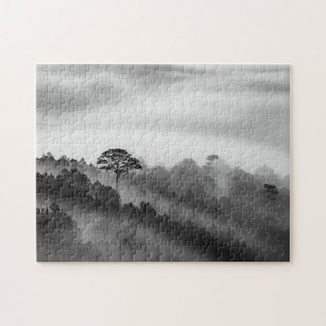 Puzzle Grand arbre dans la forêt de pin dans la brume (Horizontal)