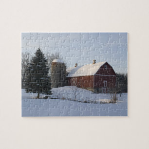 Puzzle Grange rouge couverte de neige en hiver