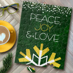 Puzzle Green Gold Snowflake Paix Joie Amour Citation Mode<br><div class="desc">"Paix, joie et amour." Une illustration géante, amusante, ludique, feuille d'or et blanc flocon de neige et typographie moderne sur un riche arrière - plan d'aquarelle vert foncé marbre foncé vous aide à ouvrir la saison des fêtes. Une bordure en points de confettis blanc et or encadre le dessus. Sentez...</div>